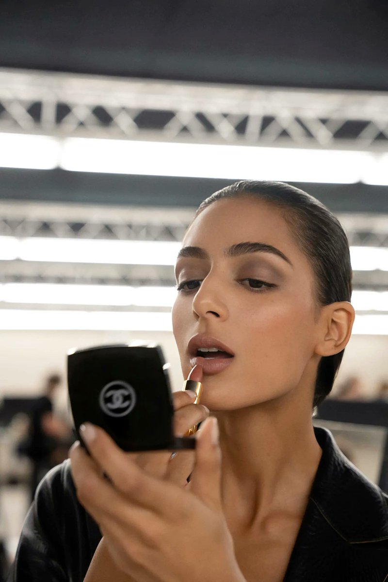 MeowMag's tweet photo. #MeowBeuty Un poco de inspiración con los beauty looks de backstage del desfile de SS 2023 de #Chanel ✨ 💋 #MeowMag #MakeUpLook https://t.co/iXBt5beaf8