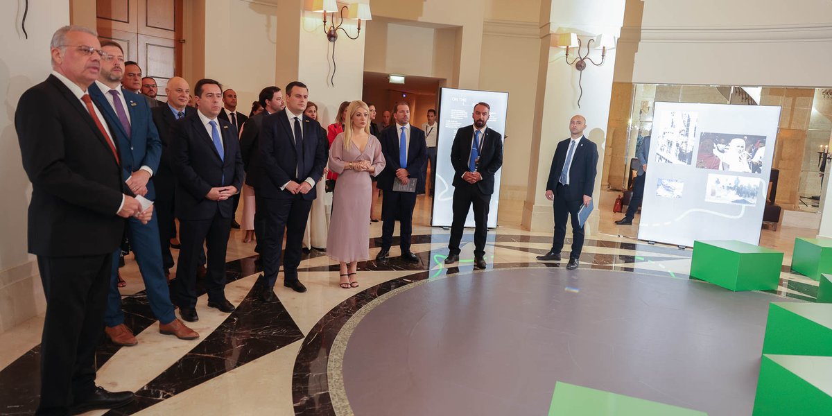 Έκθεση φωτογραφίας <a href="/PIOcy/">Γραφείο Τύπου και Πληροφοριών</a> στο πλαίσιο του #MED5inCyprus με τίτλο ‘Οn the line’.
Η νοητή γραμμή που συνδέει τη μεγάλη πληγή της Κύπρου, την τουρκική εισβολή με τη σύγχρονη πληγή, αυτή του #μεταναστευτικού. Τα εγκαίνια τέλεσε η ΠτΒ <a href="/AnnitaDemetriou/">Annita Demetriou</a>. #MED5
👉 bit.ly/3ecWaUm