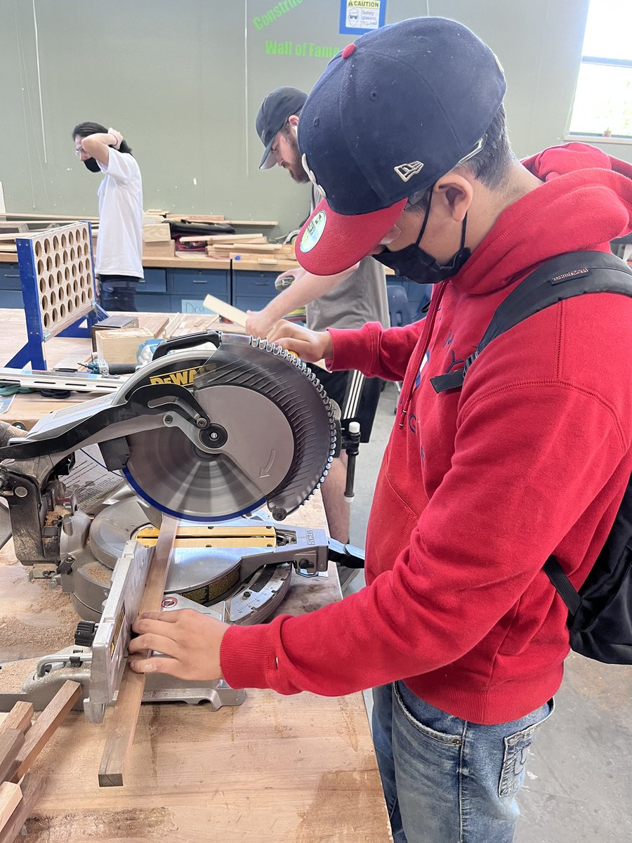 myersatidea1's tweet photo. Students learning proper way to use power tools! https://t.co/sewenSBoo8