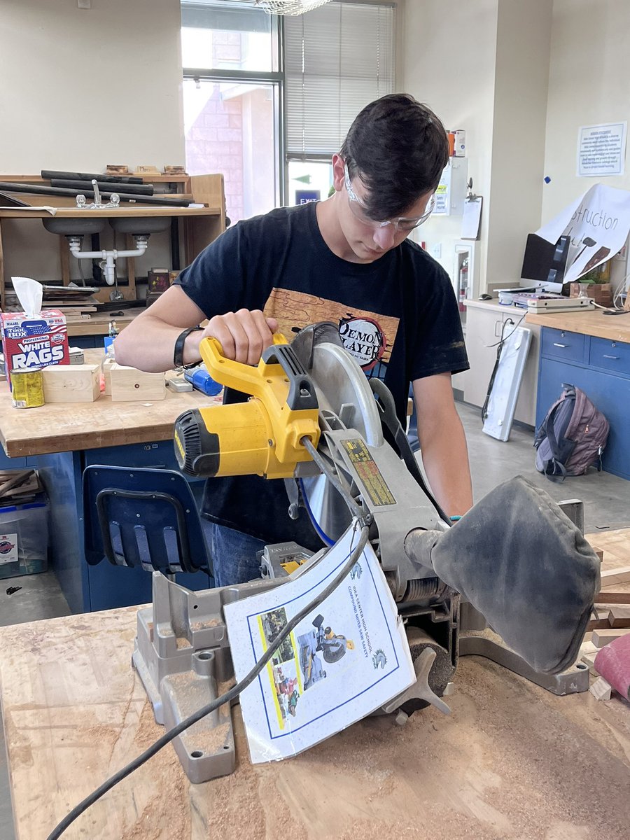 myersatidea1's tweet photo. Students learning proper way to use power tools! https://t.co/sewenSBoo8