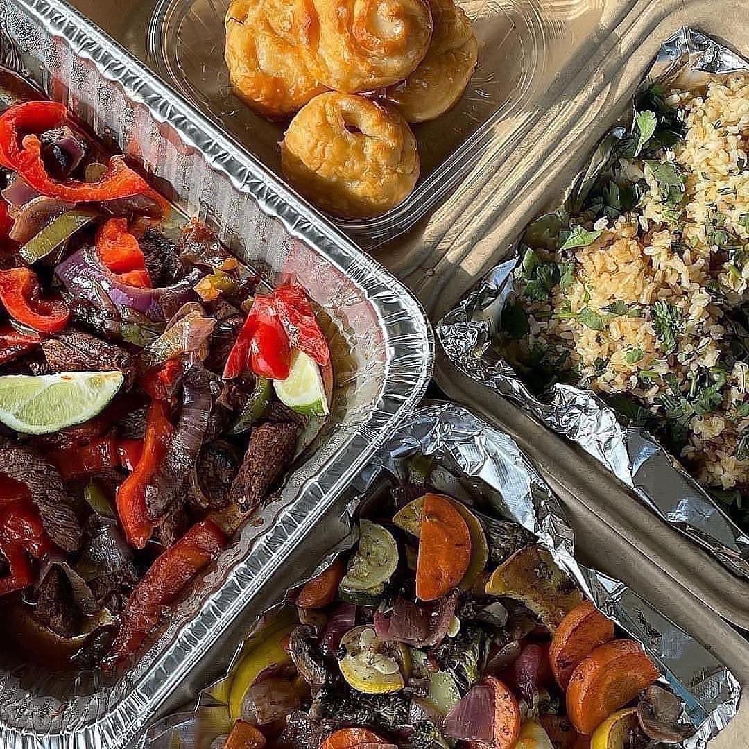 UrbanCookhouse's tweet photo. Happy Friday!! 👉 Take the night off from cooking and pick up one of our Take it to the House, Dinner for 4 meals!! #UrbanCookhouse #eatfresh #BuyLocalEatUrban  #dinnerforfour #UC #takeout https://t.co/AT3NLH34LD