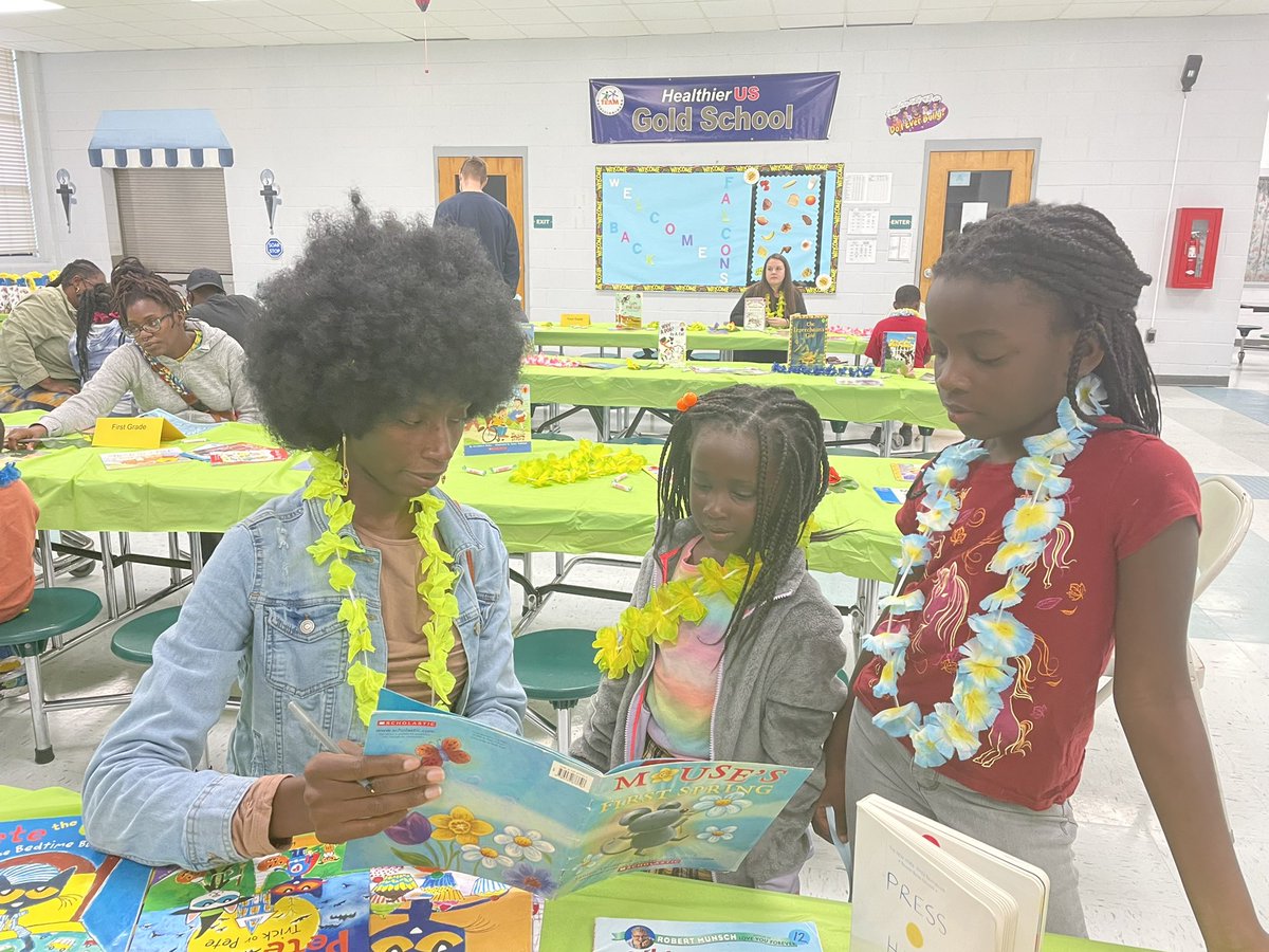 CherryvalePrin1's tweet photo. Cherryvale Elementary School brought the islands of Hawaii to Sumter with our Title I Literacy Luau Family Reading Night! #Aloha #ForTheLoveOfReading @SumterSCSchools @DrShirleyGamble @CherryvaleElem @DrWrightSupt https://t.co/jktydh0d6Q