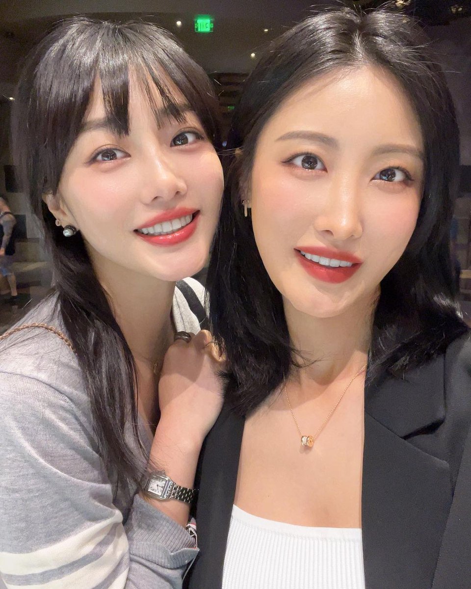 moli520tan's tweet photo. Who is more beautiful, my sister or me? https://t.co/QPU7UVdW2P