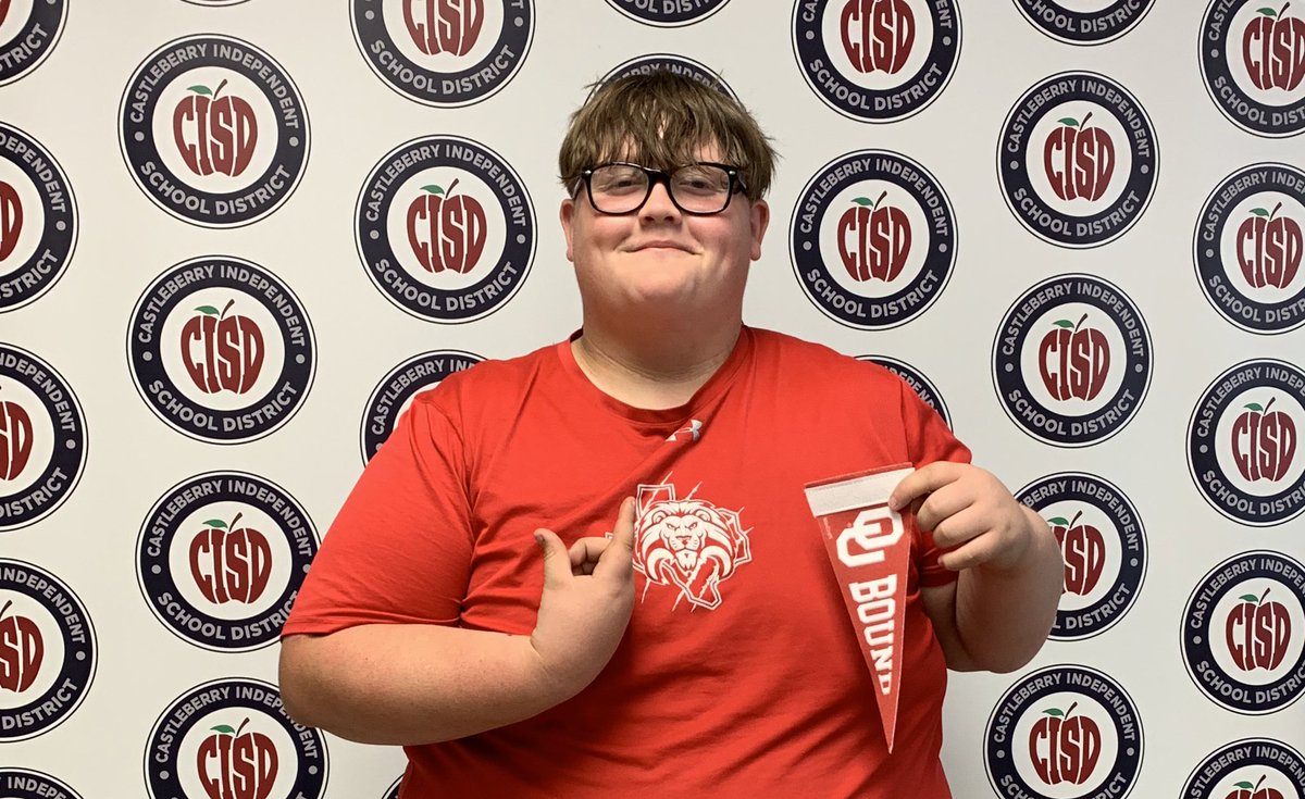 SalLimas's tweet photo. Just in time for #Redrivershowdown Congratulations to these two #Castleberryisd #Chs_lions scholars on receiving their admissions acceptances to @BeALonghorn and @go2ou 👏🏼 🦁 congratulations students and proud parents! @StephMartinezFW  @VegasNVmom https://t.co/2GTIpuUner