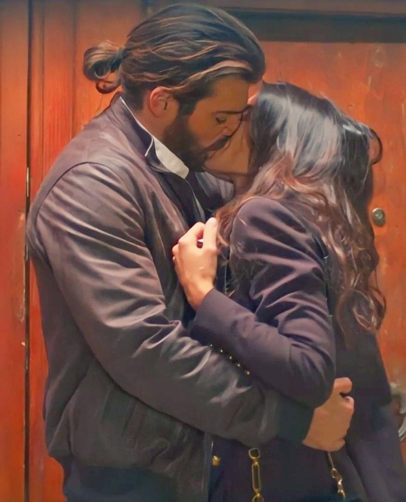 silbigg's tweet photo. VAMONOSSSS FrancescoDemir ViolaVitale 💜♈️💜♈️💜♈️ 
#CanYaman #FrancescaChillemi 
💥💥💥💥💥💥💥💥💥💥
#ViolaComellMare 
Grazie PrimaTV https://t.co/G7EVawyAJq