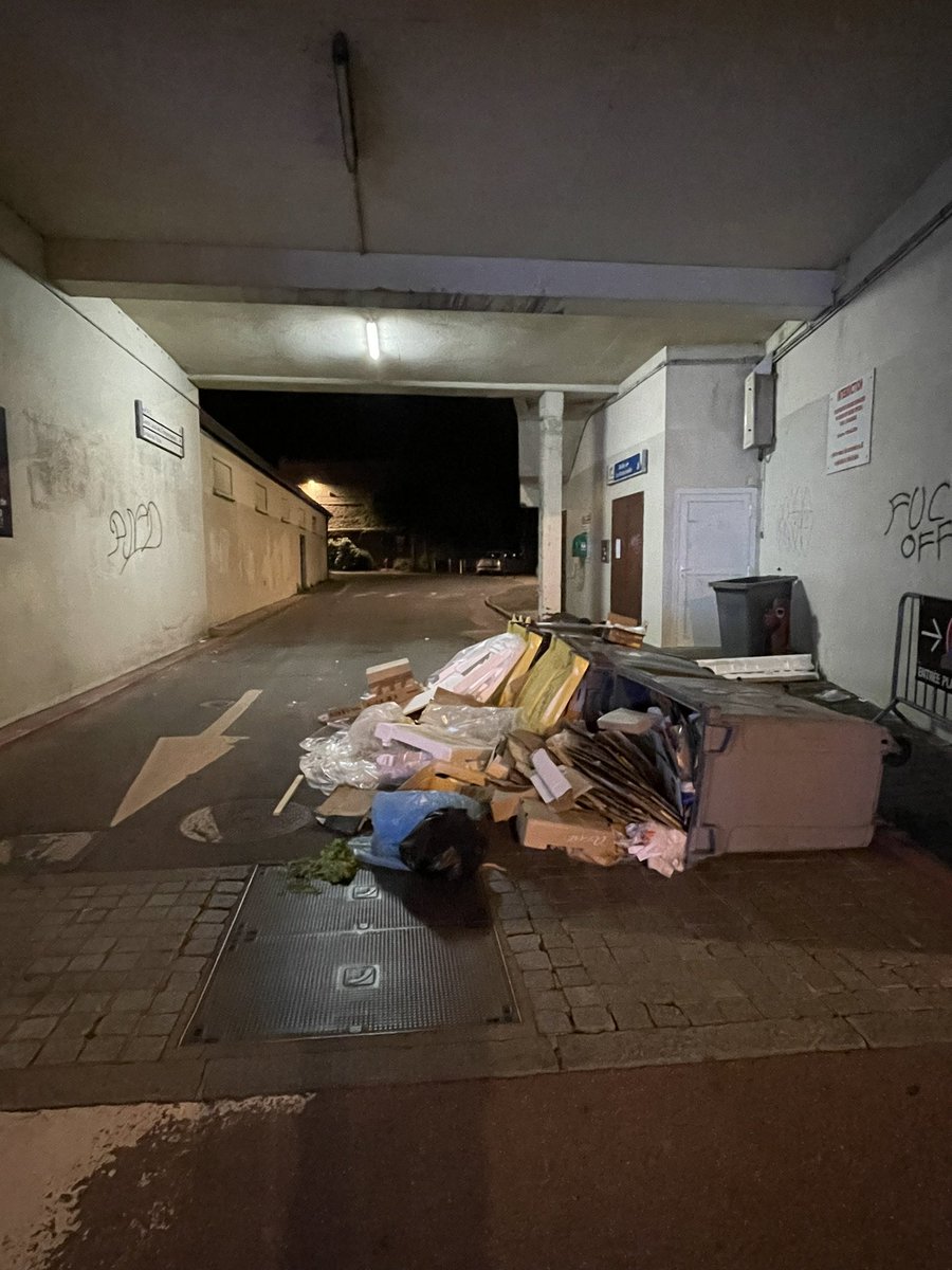 Germain50700's tweet photo. Il y a déjà assez de travaux à la @VilleCherbourg il faut encore créer d’autres déviations , trêve de plaisanterie ! Il y’a des personnes qui vont devoir ramasser tout ça malheureusement ! Ou va t’on ?…
#quelletristesse #incivilités #cherbourgencotentin https://t.co/mSYoFMB6iI
