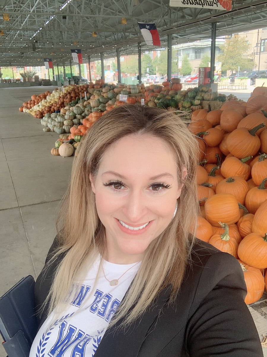MOON_STRUC's tweet photo. Great field trip with our impact Vanguard trainers! Learning how to make flyers about the farmers market!Thank you @SheenaKapadia and  @956Christine for making learning so fun!   @ICanReadDallas @AppleEDU    @AaronDaffern @DigitalDISD  #everyonecancreate @Mo1Ramirez https://t.co/e09YNLhNH0