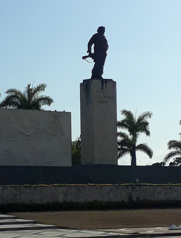 FerminIraola's tweet photo. El Che,  defensor de causas justas y un luchador por la libertad de #Cuba y #America y en Santa Clara, sus restos al frente del destacamento de refuerzo
#CubaPorLaPaz 
#FuerzaCuba 
@UlisesGuilarte 
@ElizabetBernal6 
@CubaCentral https://t.co/ZtIaI2YI89