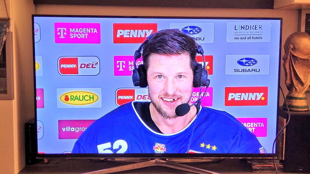 Puck_Mas's tweet photo. Dieses Siegerlächeln passt zum Spiel des EHC heute. #Hager: "Das war Gott sei Dank schon ein falscher Zahn. Der hat aber bisserl was gekostet, sonst hätte ich ihn liegen gelassen." #RBMvsSCB #miiinga https://t.co/wFHuIEzV6L