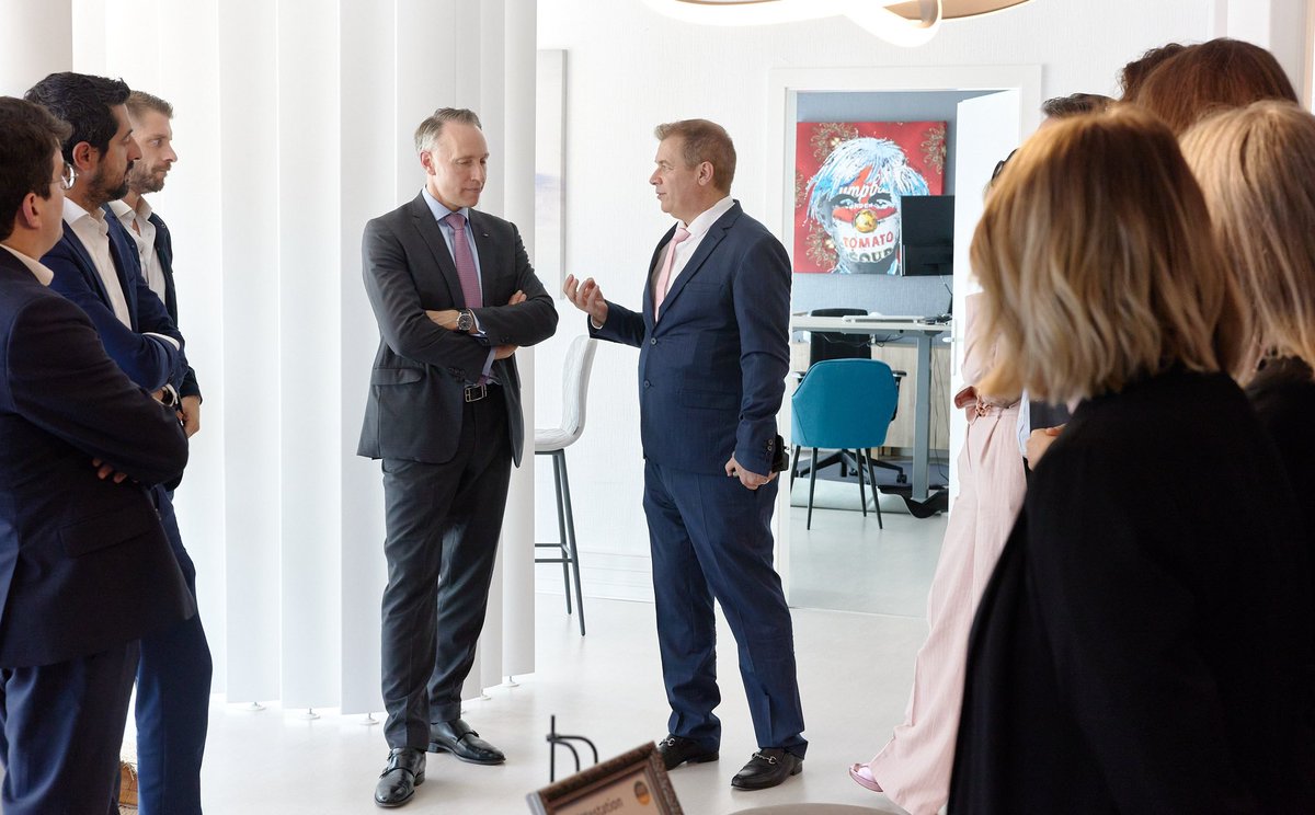 GROSEmmanuel's tweet photo. @thomasbuberl , directeur général du groupe Axa, nous a fait l’immense honneur de nous rendre visite à Strasbourg ! 
Accompagné de @guiborie , directeur général délégué, Gilbert CHAHINE, directeur AERPI, @ThierryGMT ,  Thibault De Bonnaventure, @Alain_Guyon , Vincent Renault. https://t.co/s2NvrApFL5