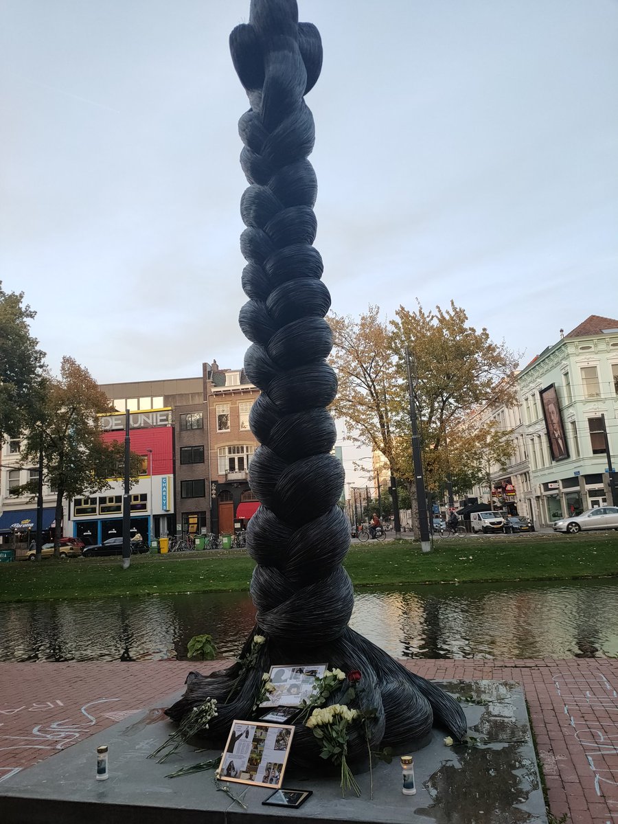AkbarzadeParisa's tweet photo. De #vlecht gaat over de rol van #vrouwelijkheid in de moderne samenleving.
Het afknippen van de haarvlecht zinspeelt op een gebaar van ongehoorzaamheid, een radicaal persoonlijk gebaar tegen (#patriarchale) dwang.
#MahsaAmini #IranProtests2022 #Rotterdam https://t.co/bkfZUq0cp1