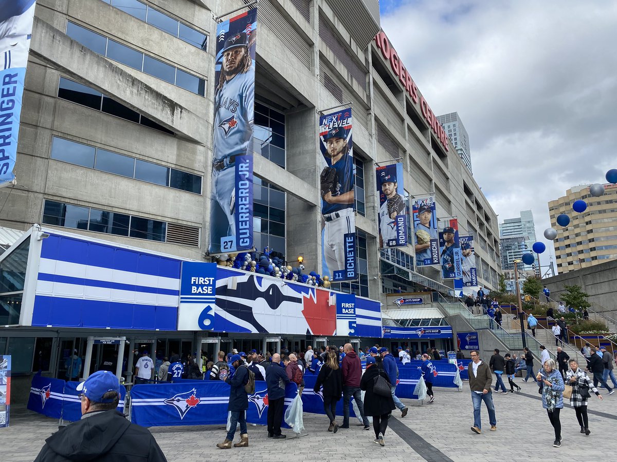 TobiasVaughn's tweet photo. The Battle of 1977! #bluejays #torsea https://t.co/tiz8cwBMFn
