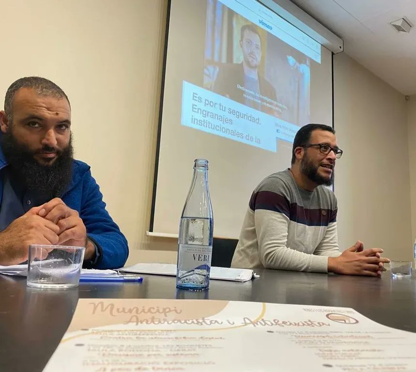 MohamedSaidBad2's tweet photo. Acte organitzat avui per @ger_entitat i @ucfrgarraf entre altres entitats, per denunciar la islamofòbia institucional.

 #justíciaparabadaoui #justícia #islamofòbia #racismeinstitucional #racisme #falsesacusacions https://t.co/9RQIUMboAN