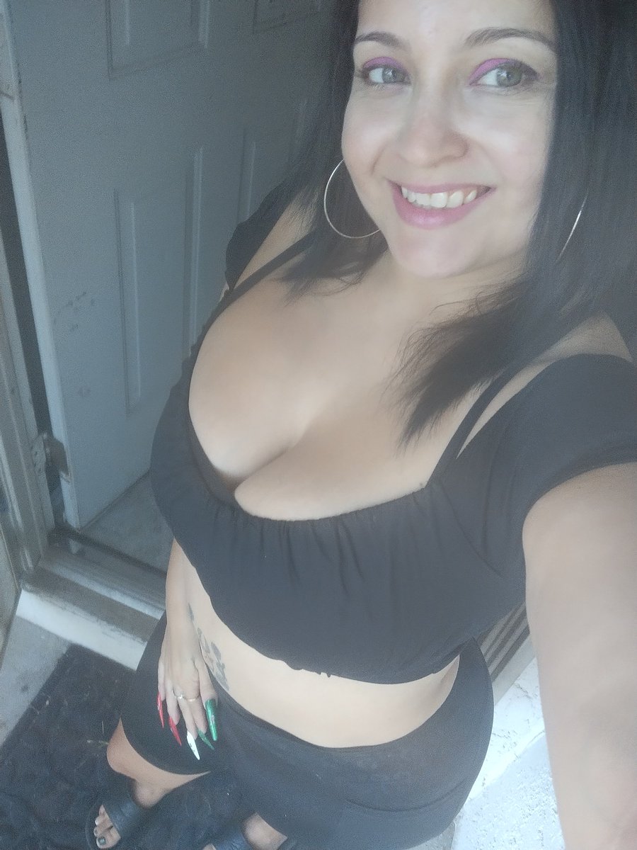 ERICKAJADE's tweet photo. Friday selfie! So excited because tonight I'm taking a road trip 2 Tijuana! #LASVEGAS #vegasgirl #greeneyes #momof4 #wifey #Virgo #702 #hoops #olivecomplexion #nofilter #friday #selfiequeen #hashtagqueen #brunettes #blueblackhair #croptop #smile #iykyk #TJbound https://t.co/cfo7kN3Aoh