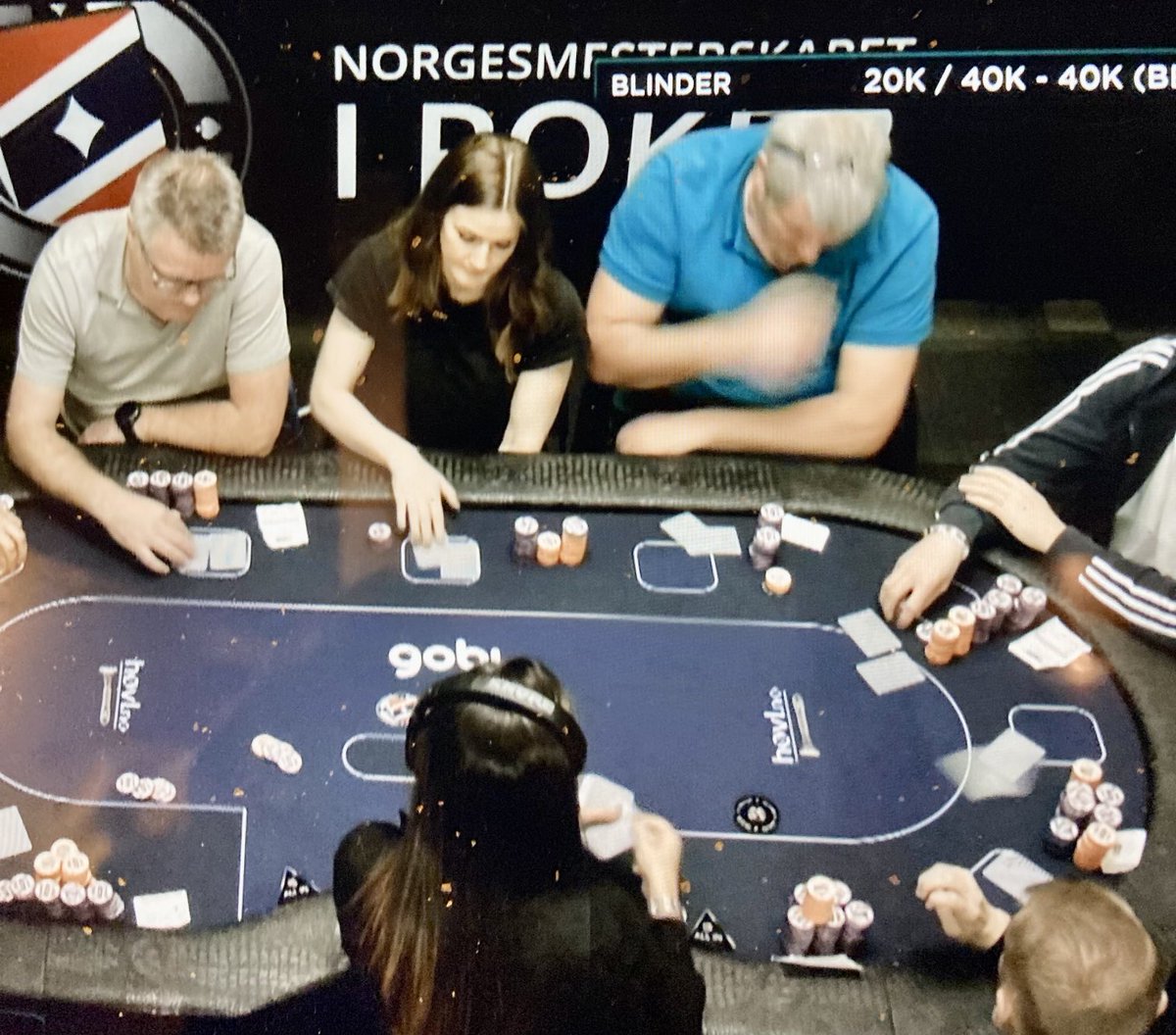 #2poker Kanskje noen kan be mannen i blått kan flytte seg litt så det blir plass til den unge damen…