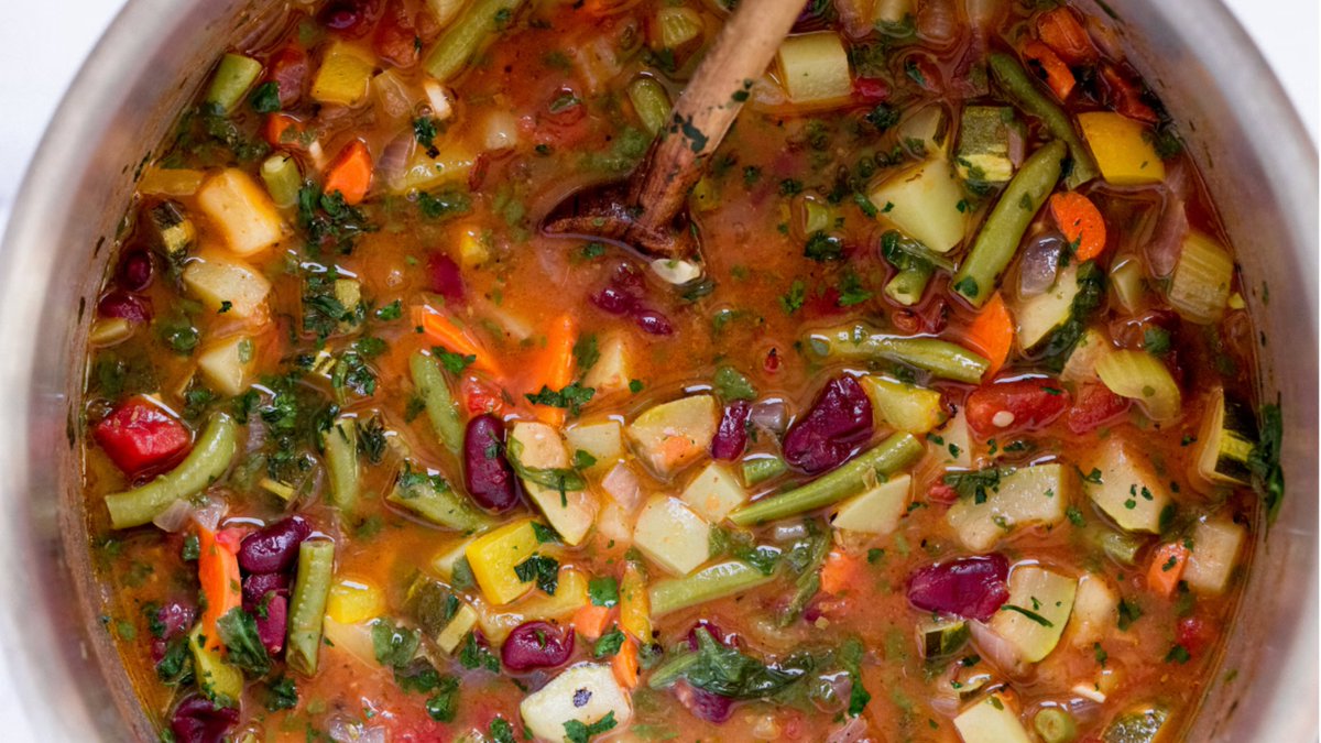 Soup szn is upon us! So let’s make Rainbow Vegetable Minestrone Soup 😊