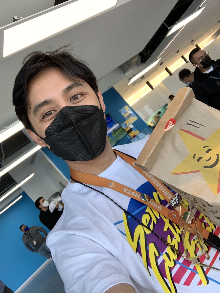 franct_t's tweet photo. #Finalfriday is here! “Make It Matter” by always do the best an exceed expectations! #SCFW2022 #lifeATT @LifeAtATT #fortuneallin1 #CollectionsMx @CollectionsMX thank you for the hamburgers @ATT @CarlsJr @CarlsJrMx https://t.co/i4s8GztTD1