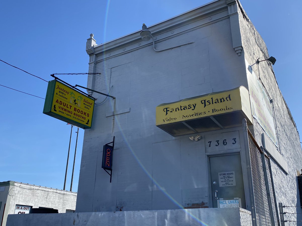LiftForever67's tweet photo. Anytime Rudy Giuliani's name comes up, all I can think about is Four Seasons Landscaping & the porn shop next door. It's how he'll be remembered.
#DivorcedAgain
#RudyIsGoingToJail https://t.co/4SDRsRhiEC
