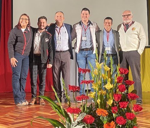 Exalumnos de promociones del Colegio asistieron a compartir sus experiencias tras graduarse, como testimonio de las posibilidades. Fernando Bolaños, vicepresidente de la Fundación Jorge Toruño y miembro de la JD de la AELJ, nos representó. Muchas felicidades a la Promoción 63!