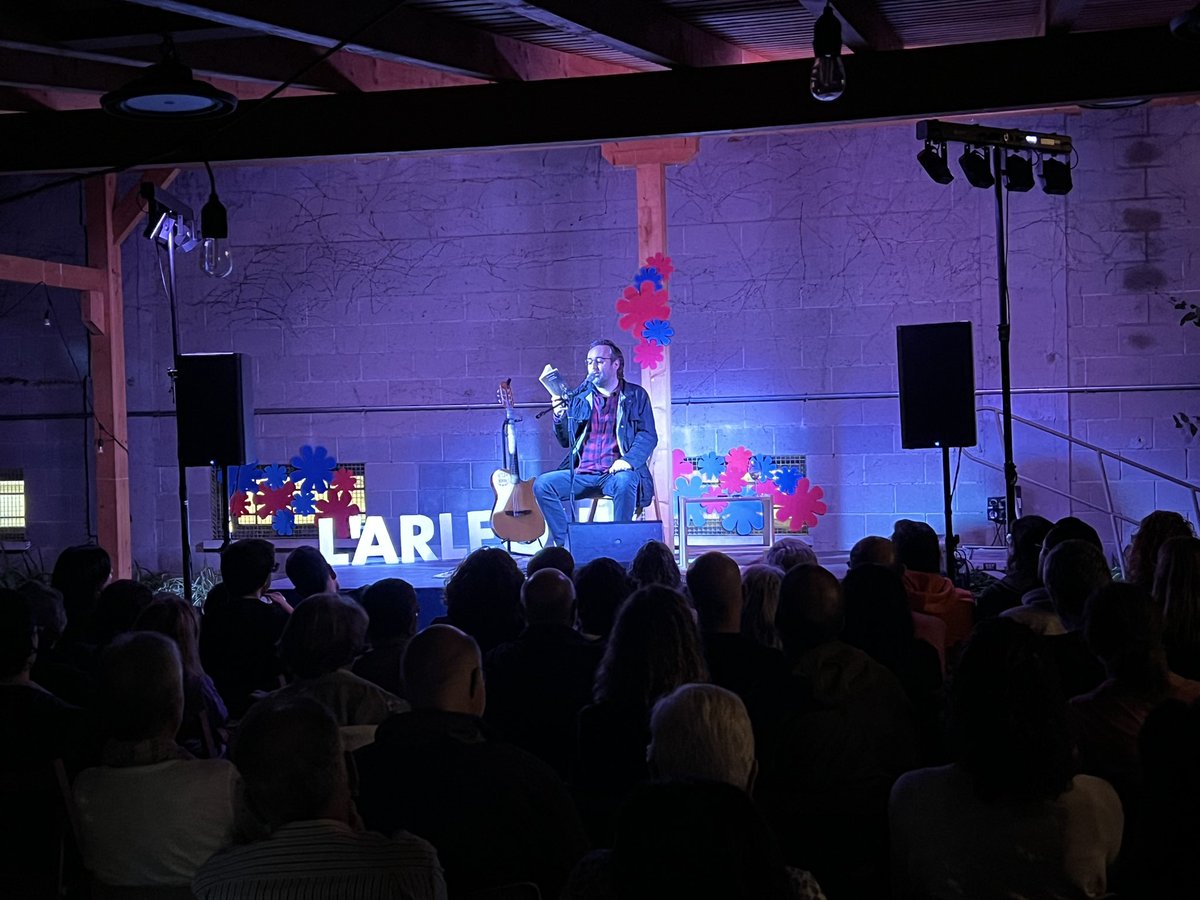 Avui què millor que escoltar la veu d’en <a href="/RogerMasOficial/">ROGER MAS</a> al Jardinet de Casal Cultural de #Mollet.