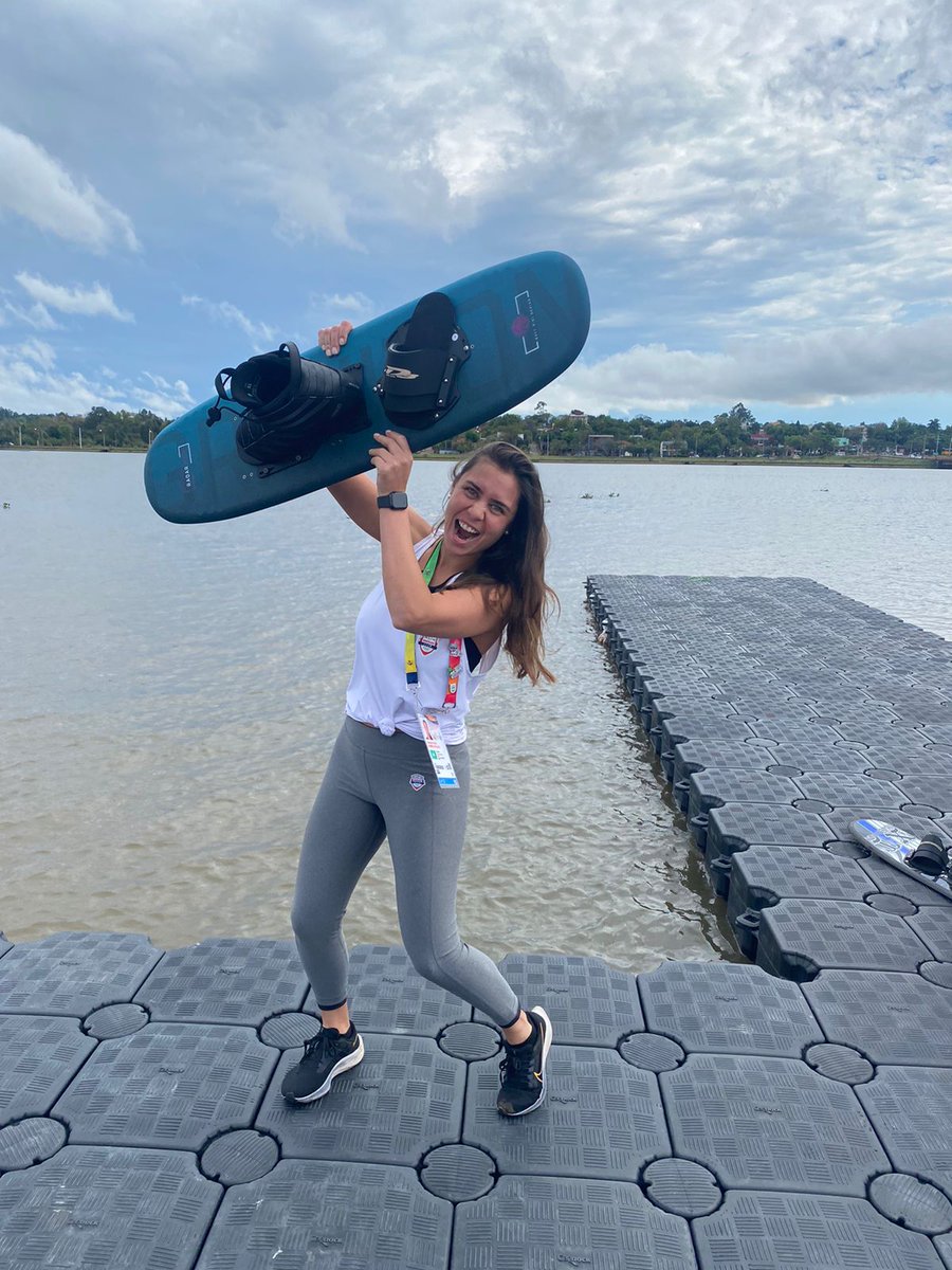 Ro_wachugi's tweet photo. Récord nacional en esquí nautico #ODESUR2022 🤘🏄‍♀️

👑Jessica Núñez (33) es la 1ra paraguaya en completar la disciplina overall: slalom, tricks y salto (quedando 4ta y mañana va a la final)

Y tenemos representación completa d 🇵🇾 en esquí nautico en Encarnacion
@Universo970py https://t.co/R2VuYjr1vY