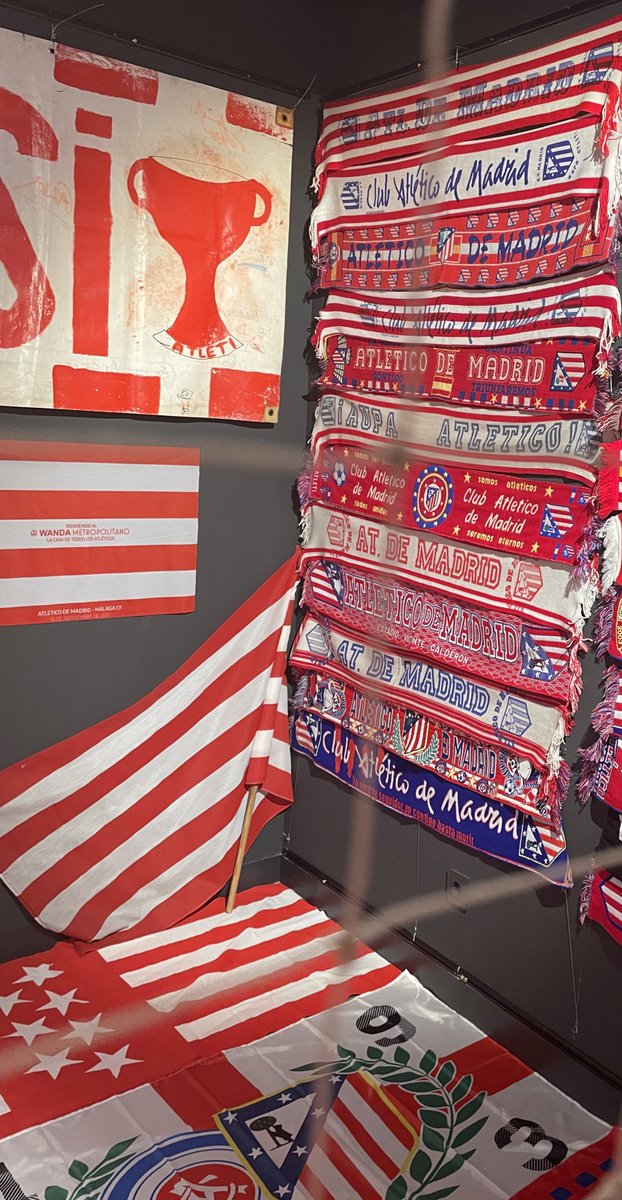 De visita a ver a mis pequeñas, totalmente recomendable, un sin fin de recuerdos de grada, os animo a todos a visitar la exposición dedicada a la parte más importante del fútbol, La Afición !!