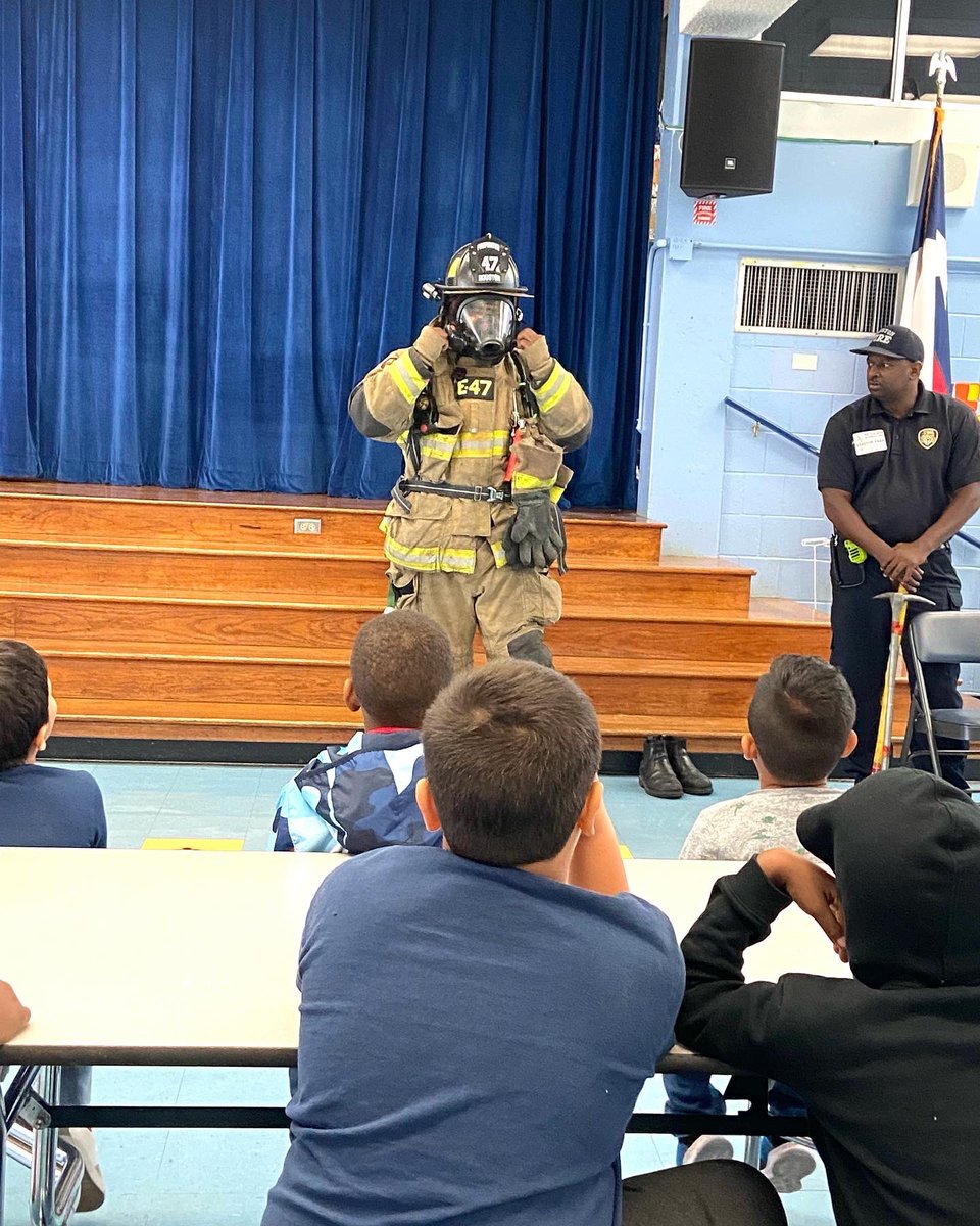 PetersenTigers's tweet photo. Today our campus learned that “Safety  First is Safety Always”.  Shoutout to the Houston Fire Department for coming to Petersen and teaching our students, they had a great educational time. #HoustonISD #ESO1 @principalbuie @LaKenya_Spriggs @CWalker_20 https://t.co/iNOtx7BbKl
