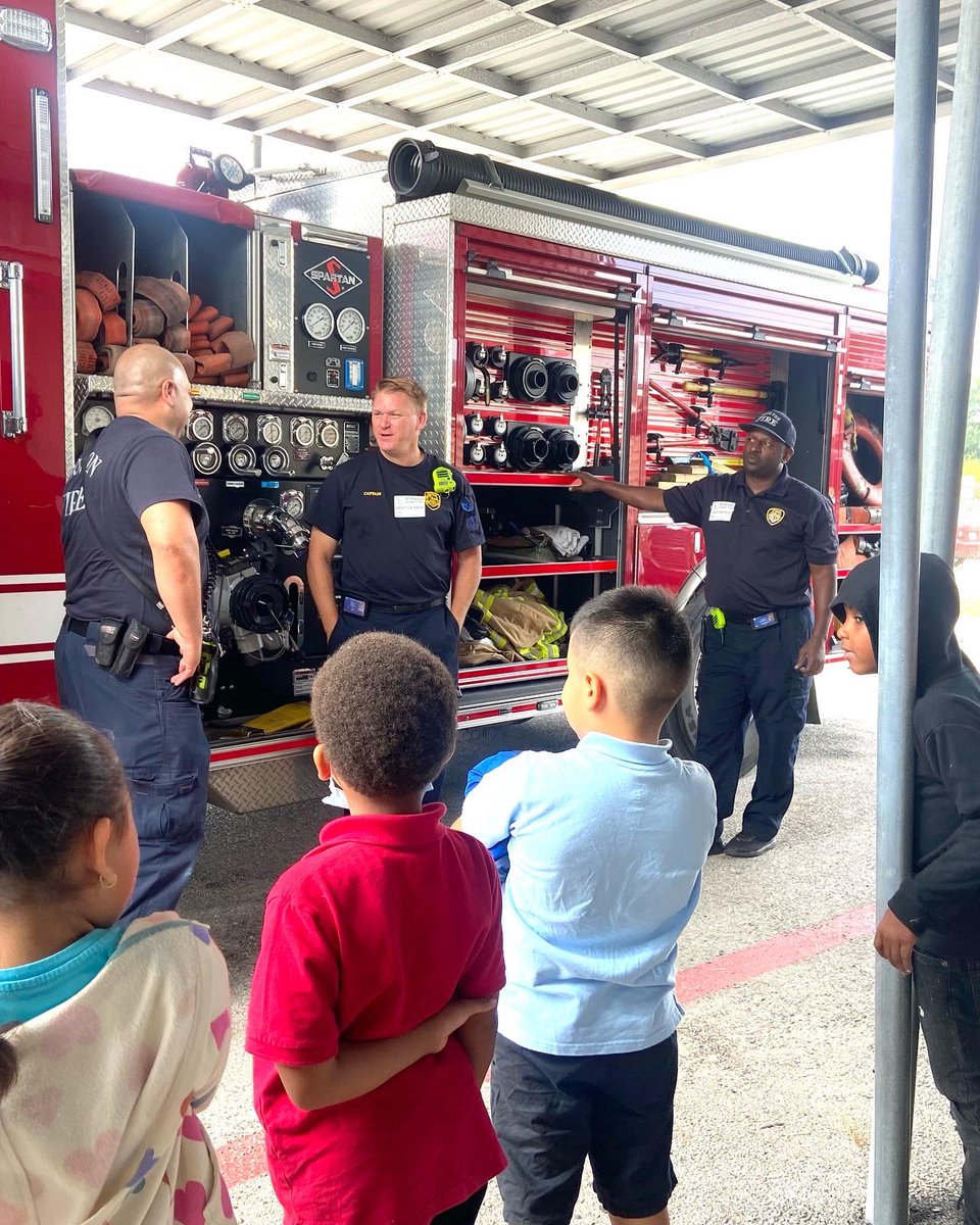 PetersenTigers's tweet photo. Today our campus learned that “Safety  First is Safety Always”.  Shoutout to the Houston Fire Department for coming to Petersen and teaching our students, they had a great educational time. #HoustonISD #ESO1 @principalbuie @LaKenya_Spriggs @CWalker_20 https://t.co/iNOtx7BbKl