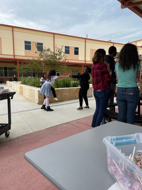 Soto_Counseling's tweet photo. @NISDSotomayor 🐾🖤🤍students making their #declarationofrespect while also have a little #FridayFunDay 🎉🧩🎧🎯 https://t.co/vHWnhyZpLi