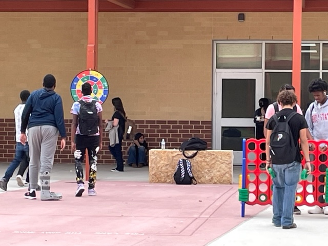 Soto_Counseling's tweet photo. @NISDSotomayor 🐾🖤🤍students making their #declarationofrespect while also have a little #FridayFunDay 🎉🧩🎧🎯 https://t.co/vHWnhyZpLi