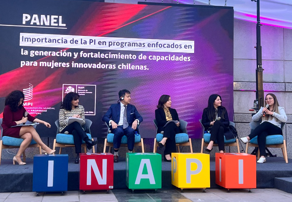 En el encuentro "Propiedad industrial como herramienta para acortar brechas de género y fortalecer capacidades locales", organizado por <a href="/INAPIChile/">INAPI</a>, la directora nacional (s) de @ANIDInforma, Alejandra Pizarro, presentó los avances de la #PolíticaGénero y de proyectos InES Género