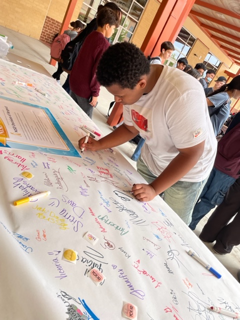 Soto_Counseling's tweet photo. @NISDSotomayor 🐾🖤🤍students making their #declarationofrespect while also have a little #FridayFunDay 🎉🧩🎧🎯 https://t.co/vHWnhyZpLi