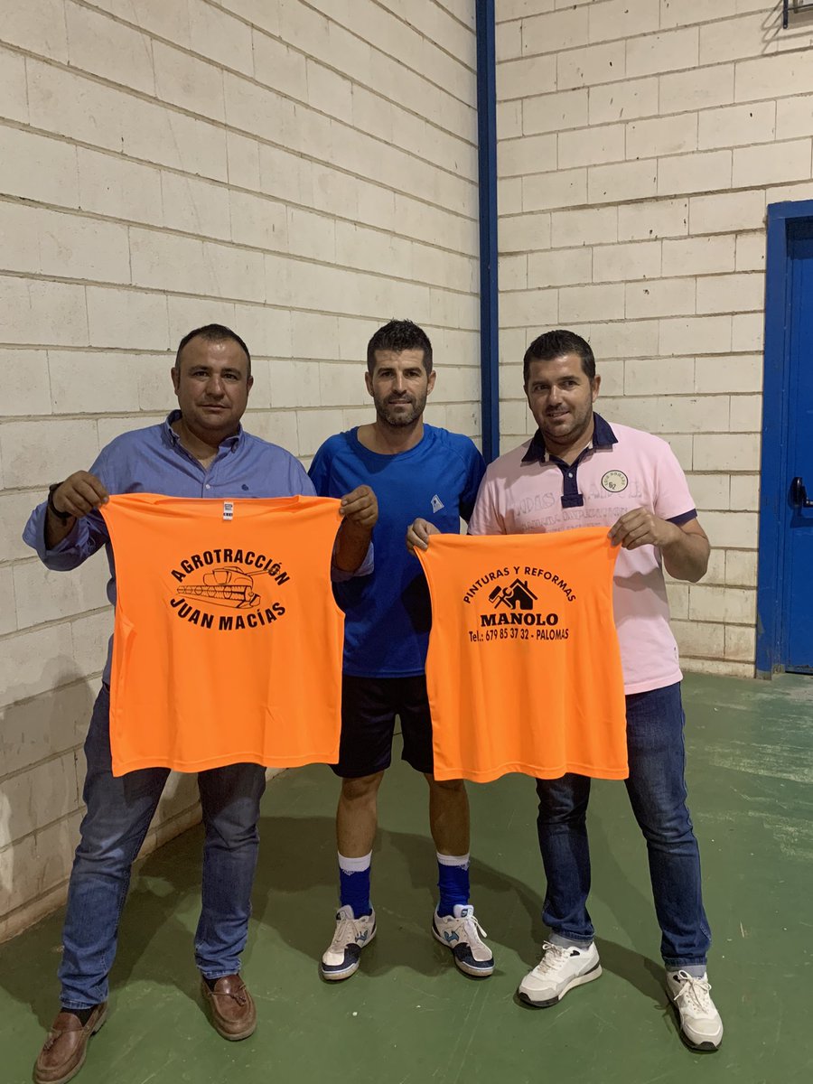 CDFS_Palomas's tweet photo. 👏🏾 Agradecer a Agrotracción Juan Macias y a Pinturas y Reformas Manolo por su colaboración por patrocinar los petos de calentamiento tanto para el primer equipo y para la cantera!!! https://t.co/FoYxoZI37j