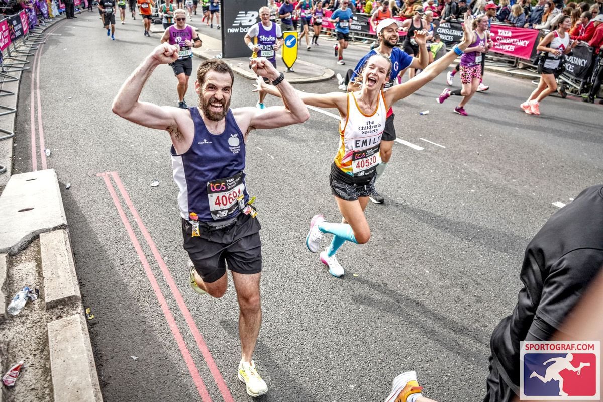 andy19at's tweet image. Just reflecting on last Sunday’s @LondonMarathon … We were full of beans at half-way - I hadn’t clocked that the person next to me was doing the same!