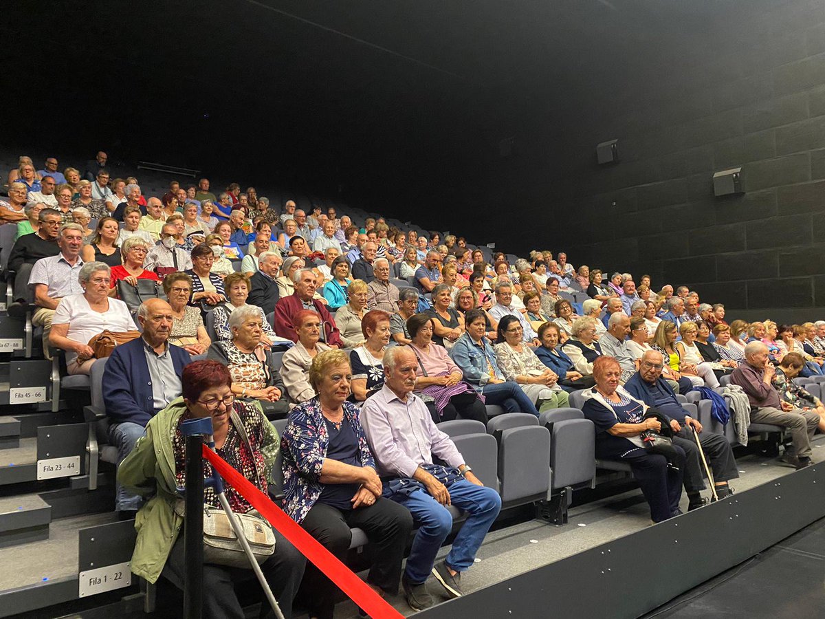 ajmontbui's tweet photo. SETMANA DE LA GENT GRAN |

🎼🎹 Gran èxit del Playback de la Gent Gran celebrat ahir a Mont-Àgora.

👍 Prop de 300 persones van veure el recital del grup "Il•lusió"
#infoMontbui #setmanagentgran https://t.co/xKhdilE36w
