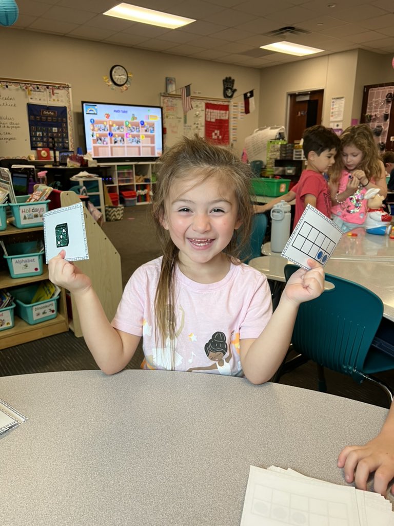 kinderJessSouth's tweet photo. Subitize battle! Who has more? Who has the most?@CFISDWells @CFISDWellsK #explorewells https://t.co/9boFzlYNva