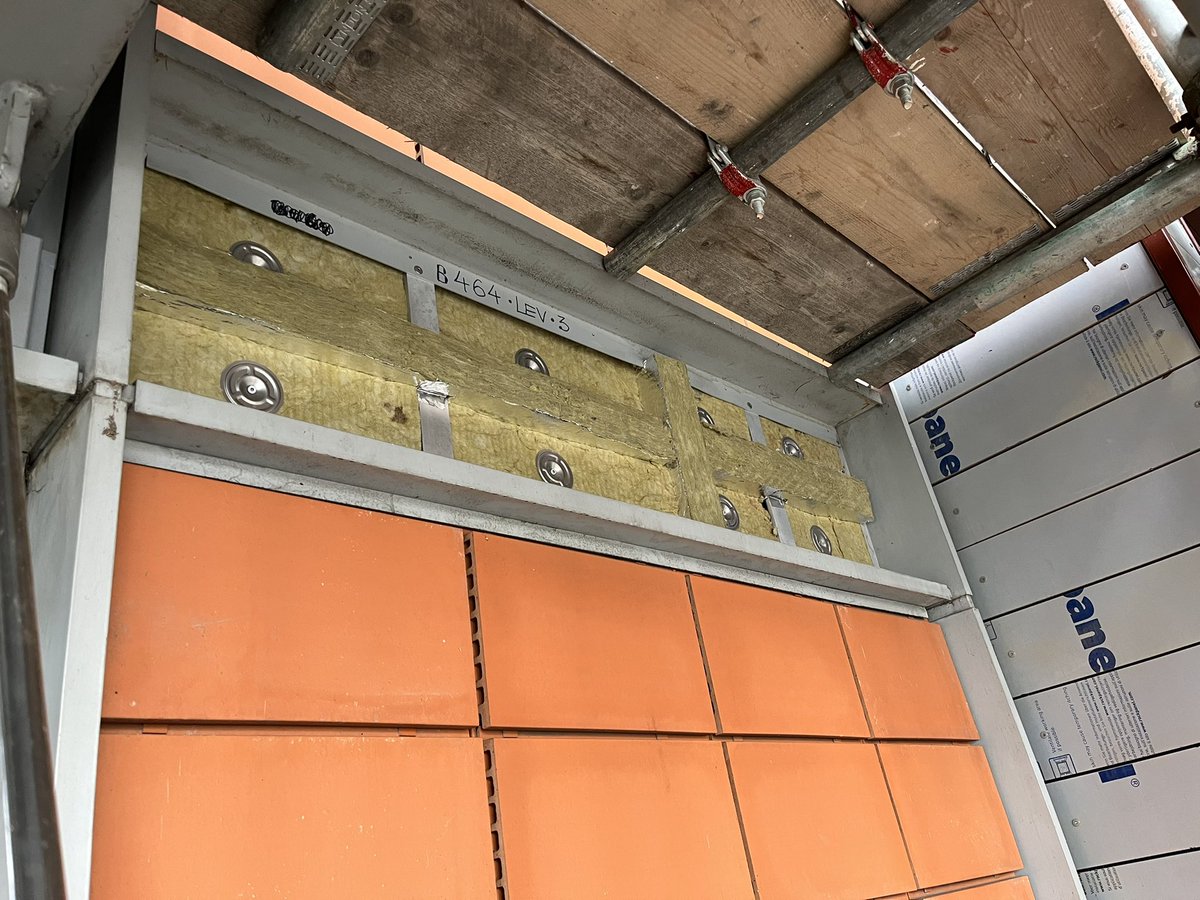 nat77splat's tweet photo. Day 362 #LifeBehindMonarflex
Supplier says January, project management says March, I say they’ve been doing this slim layer where the cladding was removed LAST DECEMBER, *before* even the #Monarflex was up. Here we are 10 months later, still that little of area unfinished… https://t.co/yitUvSBOlN