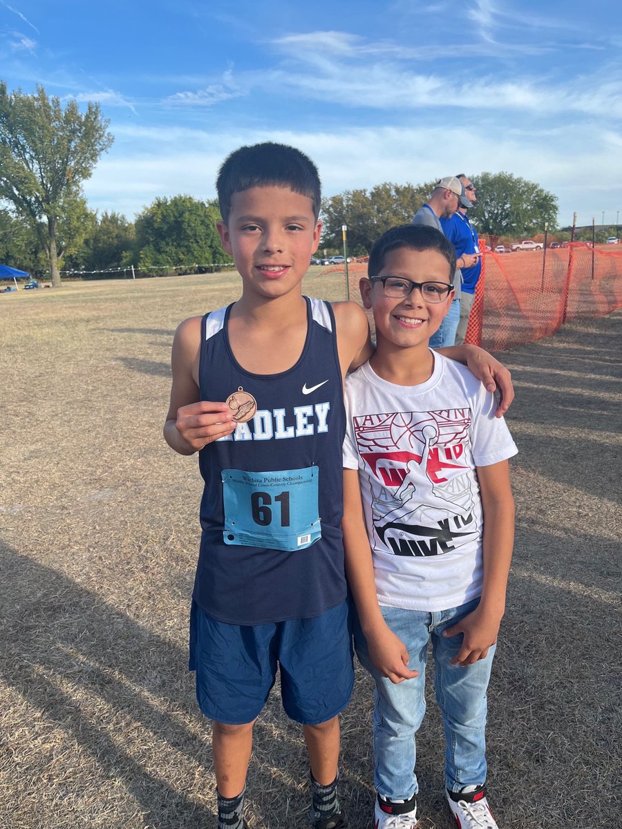 HadleyUSD259's tweet image. Busy Week at Hadley! Here's our Friday Five- XC wraps up, VB started off, Donuts as rewards and Fun Finds on the playground #HadleyRocks 🏐🏃‍♀️🏃‍♂️🏃🍩🤣