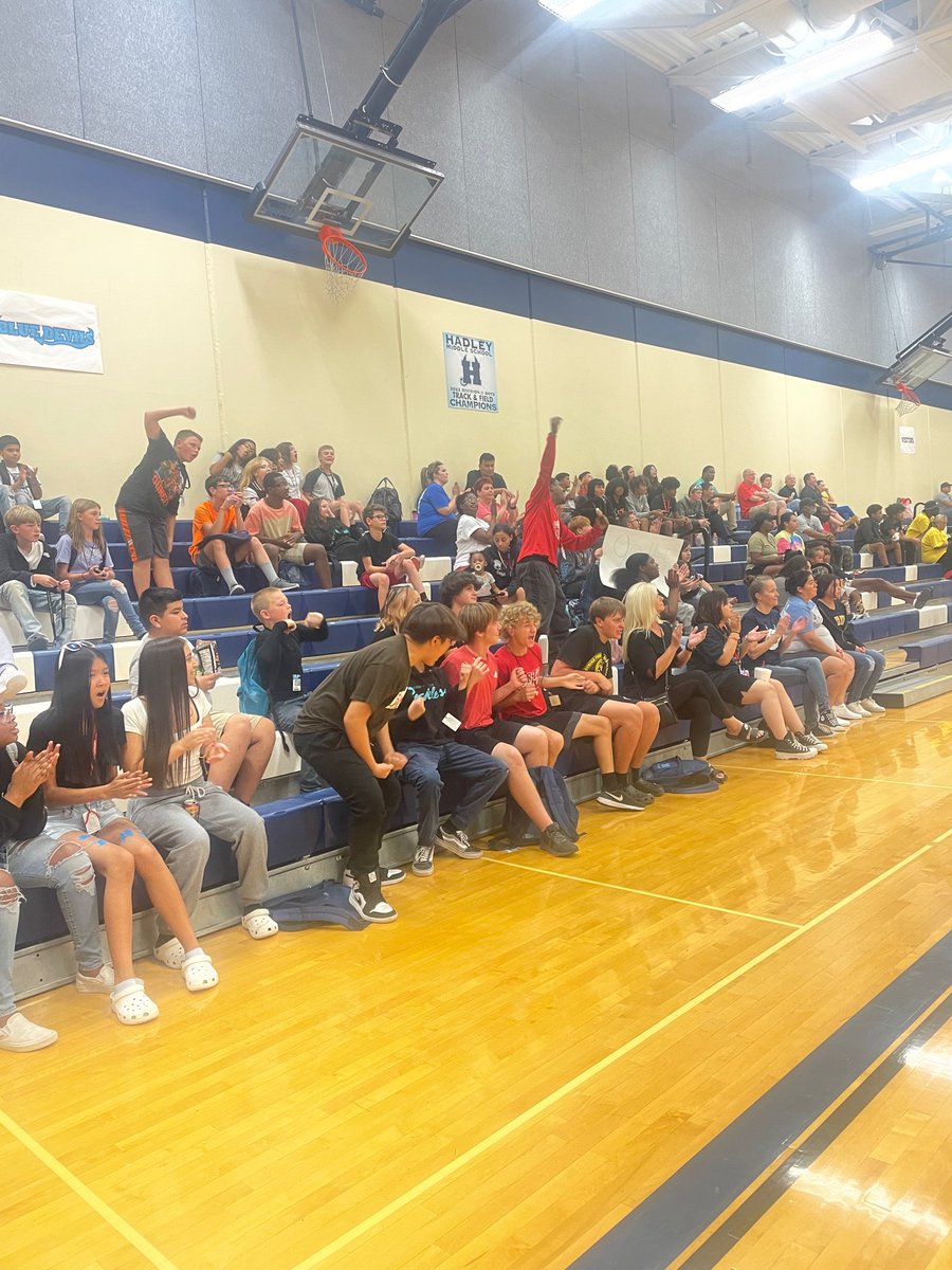 HadleyUSD259's tweet image. Busy Week at Hadley! Here's our Friday Five- XC wraps up, VB started off, Donuts as rewards and Fun Finds on the playground #HadleyRocks 🏐🏃‍♀️🏃‍♂️🏃🍩🤣