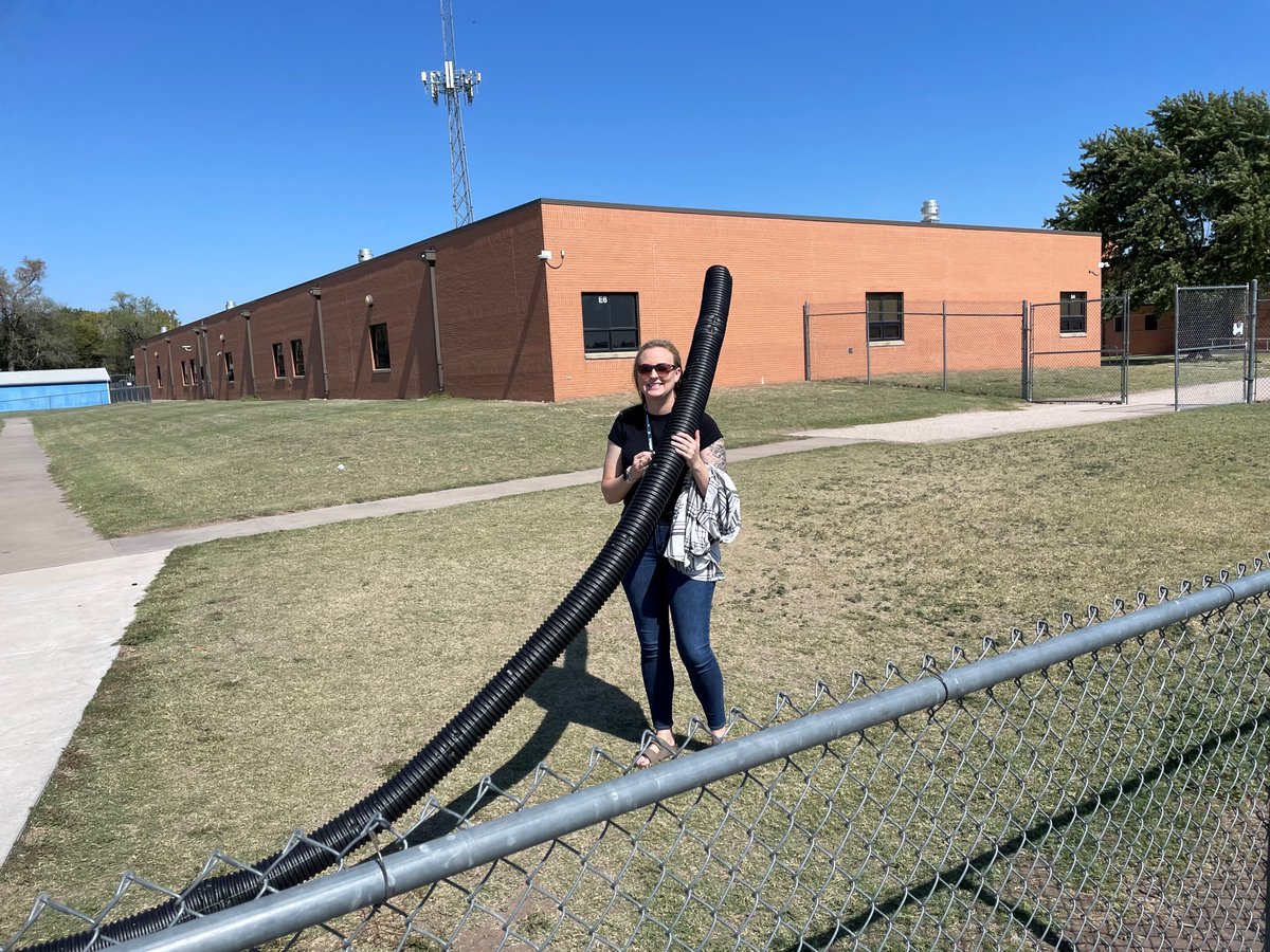 HadleyUSD259's tweet image. Busy Week at Hadley! Here's our Friday Five- XC wraps up, VB started off, Donuts as rewards and Fun Finds on the playground #HadleyRocks 🏐🏃‍♀️🏃‍♂️🏃🍩🤣