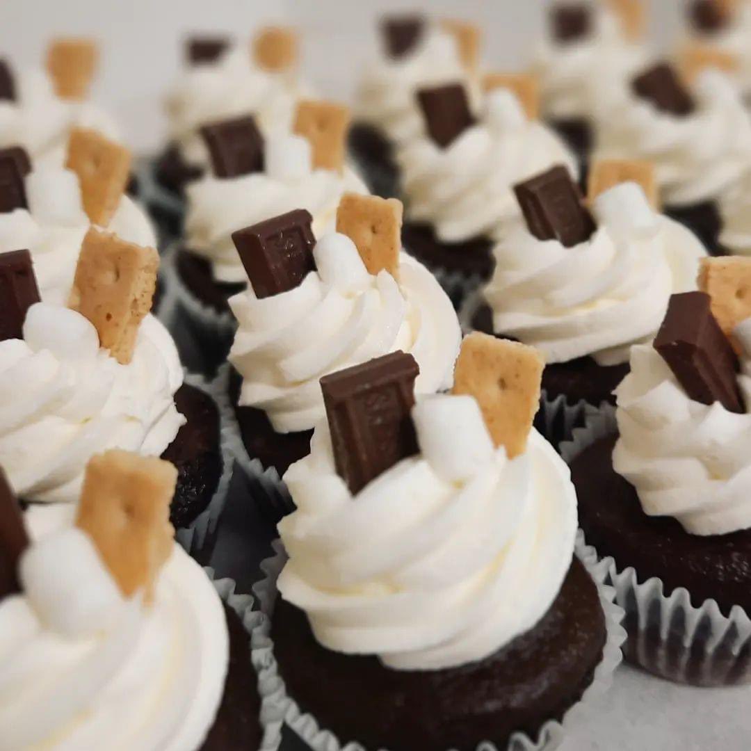 CVRailTrail's tweet photo. Tonight’s #ShipFirstFridays is going to be sweet!
Brooke’s Cakes & Sweets are just one of the trucks set up at the Shippensburg trailhead until 8 PM.
Live music, craft vendors, beer, wine and we even have axe throwing! Come enjoy the gorgeous Fall evening. https://t.co/DXbFaULxHM