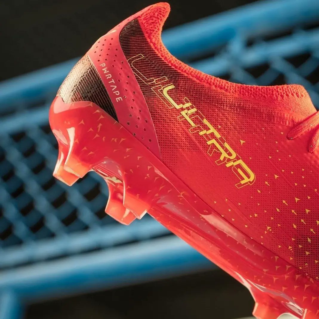 Aniveldecancha8's tweet photo. Puma lanza su nueva línea #fearlesspack 

Que les parecen?🤔

#puma #pumashoes #PUMAFuture #pumaultra #PUMAFootball https://t.co/81O2QKdkKL