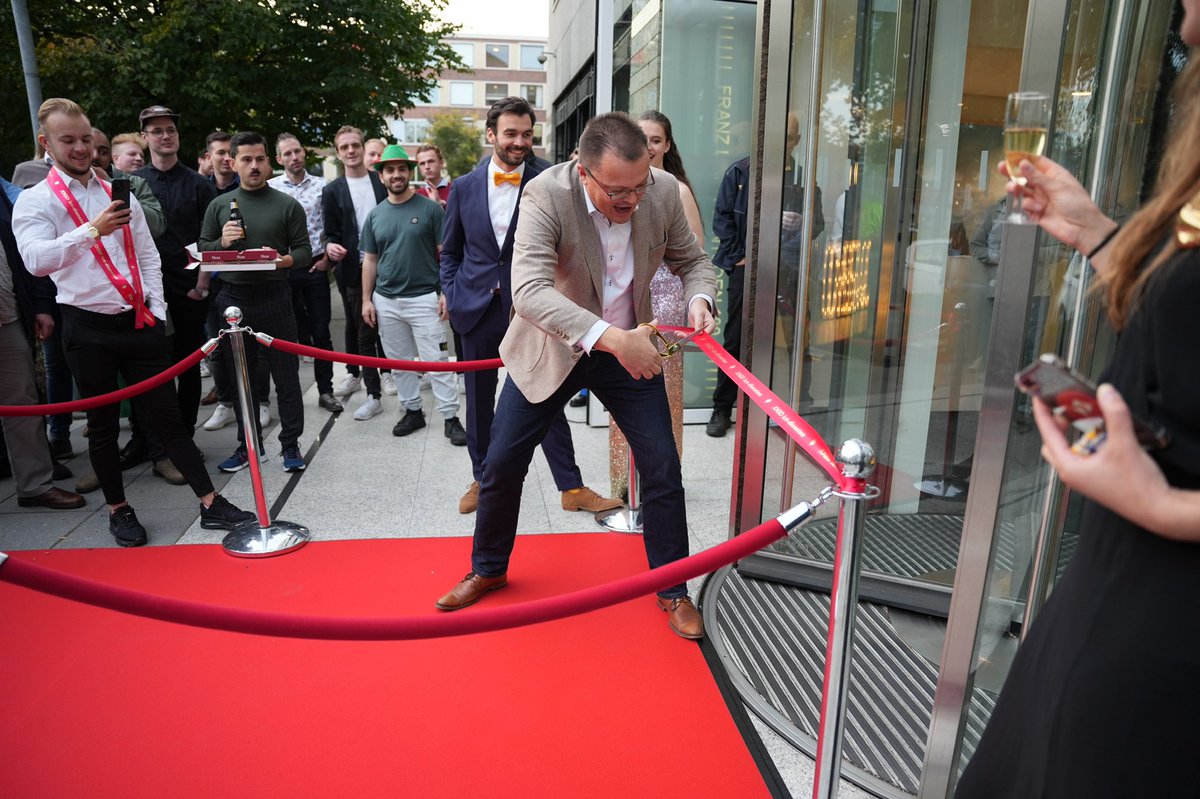Roel Nikkessen (@roeln_) on Twitter photo Nieuwe kantoor in <a href="/OGD_ict/">OGD ict-diensten</a> Utrecht geopend 💪😎🥳
Franz-Lisztplantsoen 100 is fijn werken! Nieuwe kantoor in <a href="/OGD_ict/">OGD ict-diensten</a> Utrecht geopend 💪😎🥳
Franz-Lisztplantsoen 100 is fijn werken!