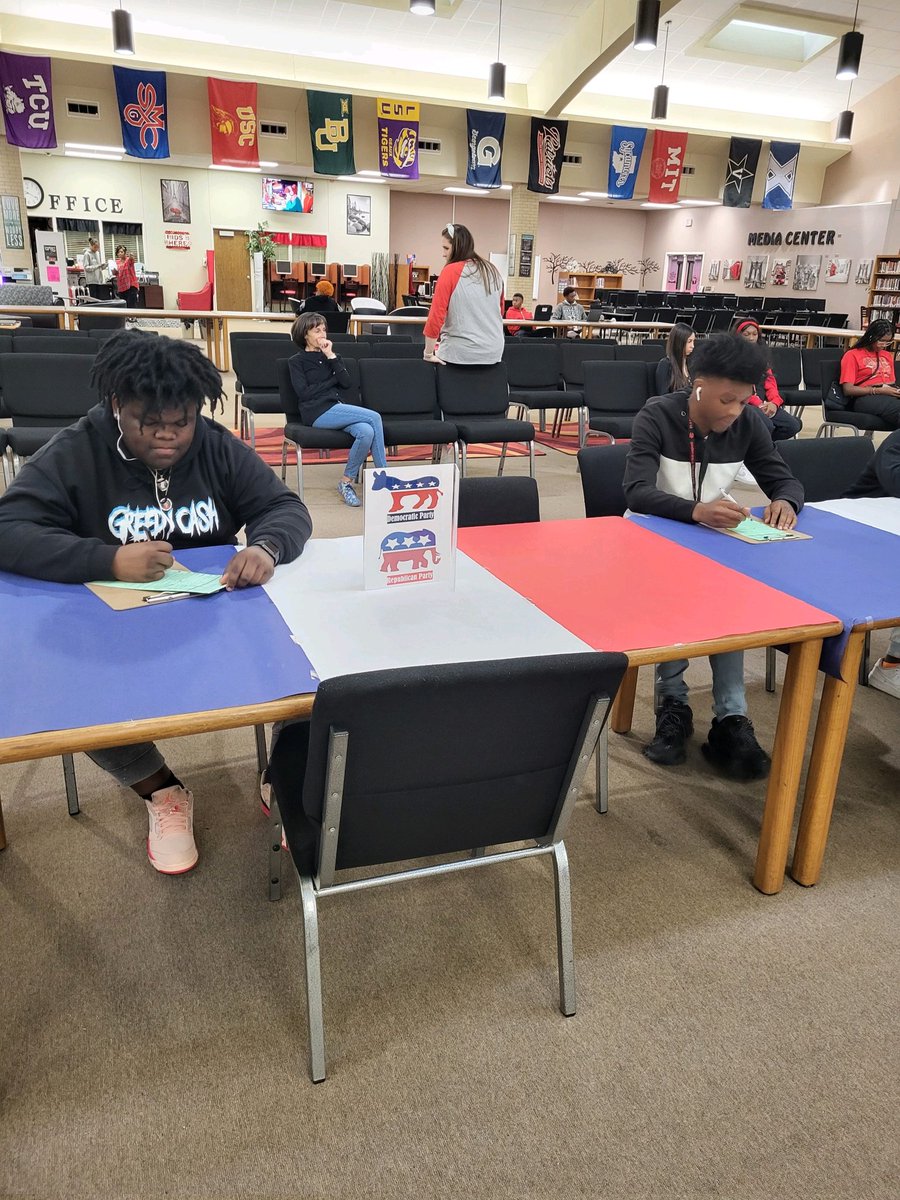 Seniors registering to vote! #civicpride <a href="/WhittShay/">Shay Whitt</a> <a href="/cedarhillisd/">Cedar Hill ISD</a> <a href="/Cojackson78/">Dr. Courtney Jackson</a> <a href="/GEARUPCHISD/">GEAR UP CHISD</a>