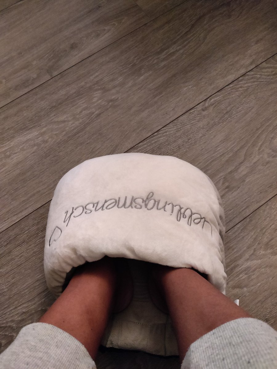 SocialPixel85's tweet photo. Top service van @amazon #amazonnl #amazonnederland ik had het pakket gemist, gebeld en nu zijn ze nog een keer langs gekomen! 
Schrok me wel wezenloos van de bel maar heb het binnen hoor:
#warmevoetjes #thuiswerken https://t.co/jn5j0ClOXj