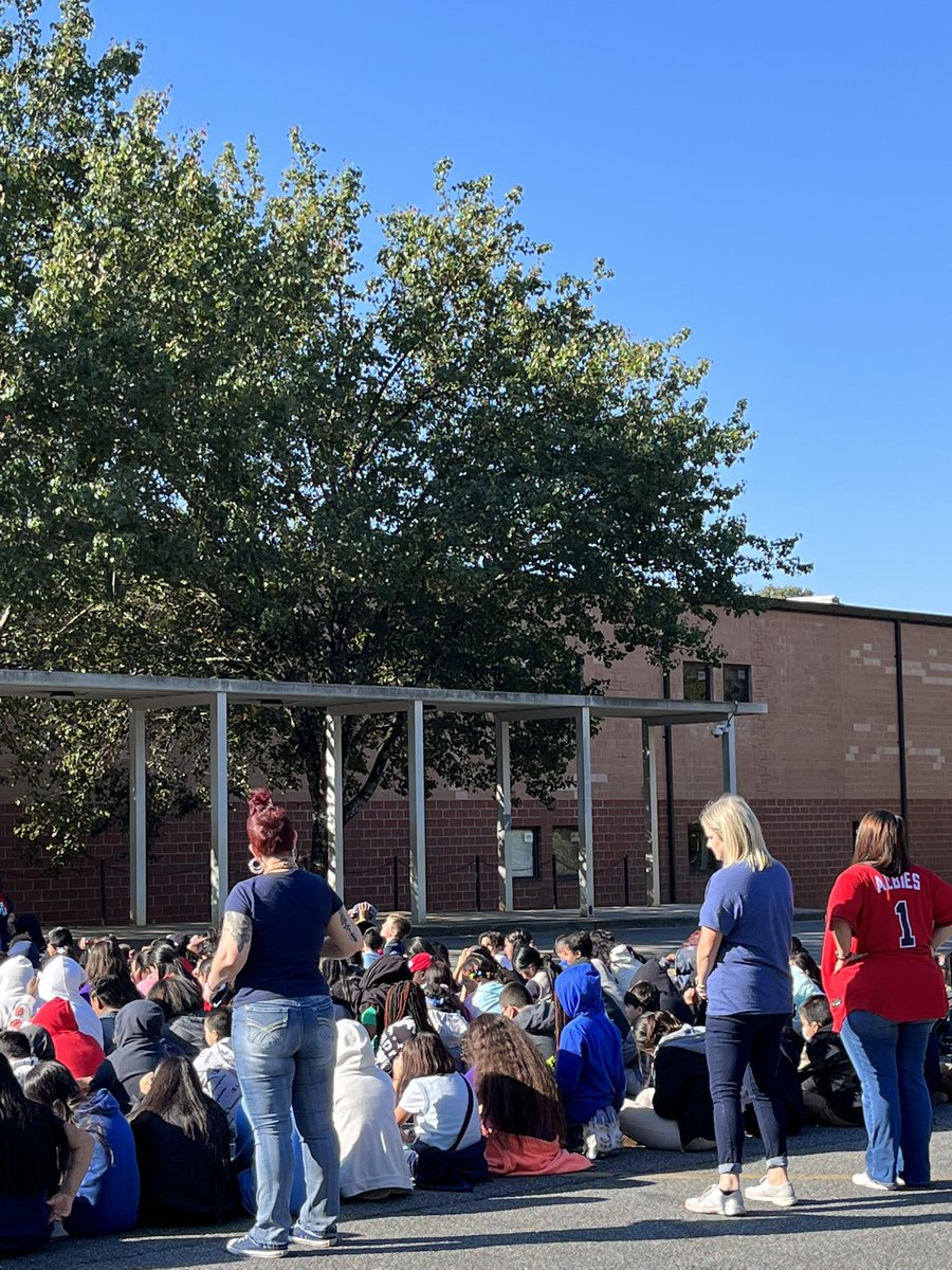 DrJonesMilford's tweet photo. @bravesfdn We are so excited about the year long partnership. Todayโs lead off event was awesome. The kids really enjoyed themselves. Thank you @PapaJohns for the pizza #BacktoBattle #BravesFoundation @GAE_Gators @ashleybaconmize @CobbSchools #OneTeamOneGoalStudentSuccess https://t.co/735TgRPHFM