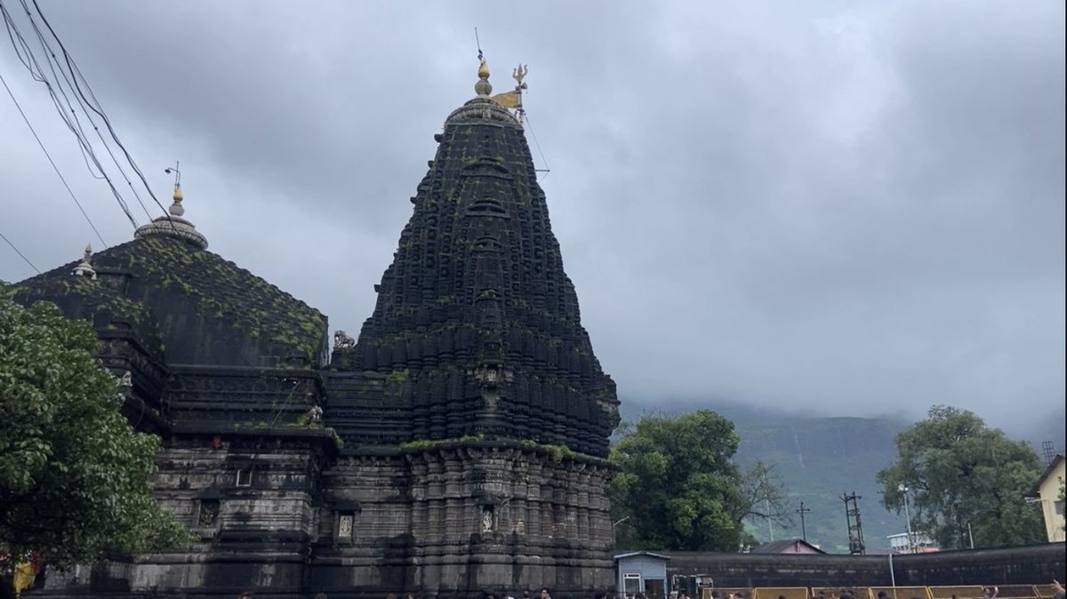 GeetikaGrover21's tweet photo. Visited shiva jyotirlinga Trimbakeshwar Mandir last week. Amongst all the Jyotirlinga, I have been to only three of them. Hope to visit all the twelve mandir. Chanting of prayers had a calming and peaceful effect.
Can’t explain in words. 
#feelinggrateful #asco @janjuamehak https://t.co/gQVKkwgWuG