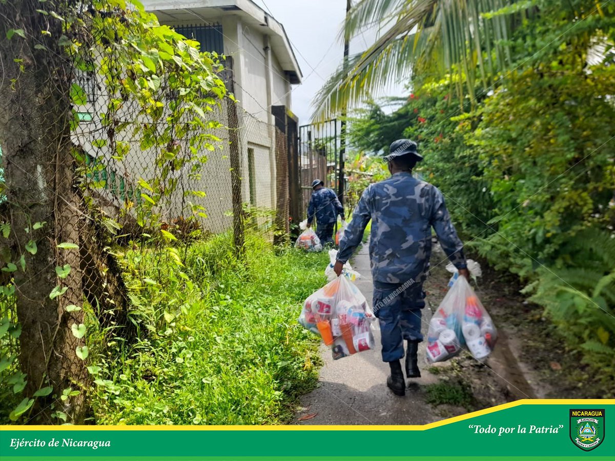 EjercitoNic's tweet photo. #NOTAINFORMATIVA | A través del #DistritoNavalCaribe, se realizó el descargue de ayuda humanitaria en las bodegas del COMUPRED de #Bluefields y #LagunaDePerlas, para las familias que serán evacuadas ante la amenaza del fenómeno natural que afectará el #Caribe nicaragüense. https://t.co/f1AUKKM7S4