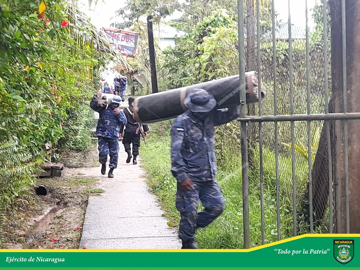 EjercitoNic's tweet photo. #NOTAINFORMATIVA | A través del #DistritoNavalCaribe, se realizó el descargue de ayuda humanitaria en las bodegas del COMUPRED de #Bluefields y #LagunaDePerlas, para las familias que serán evacuadas ante la amenaza del fenómeno natural que afectará el #Caribe nicaragüense. https://t.co/f1AUKKM7S4