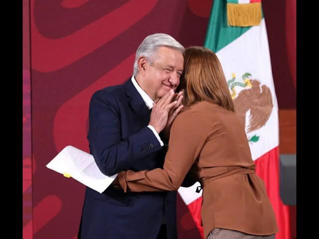historias_wild's tweet photo. Cuando te rompen el corazón. Lenguaje Salvaje. Élla, cara de la Decepción. Con DIGNIDAD, COHERENCIA y VALORES @tatclouthier // Él, cara de la SOBERBIA, INMADUREZ y FALSEDAD. #Amlo #TatianaClouthier https://t.co/SqEOUUzSUf